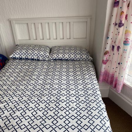 Barbie House ,Opposite The Beach & Paignton Pier , 2 Bedroom Apartment With Private Car Space & Garden , Free Access Next Door To The Stunning Ballet & Make Up School & A Beautiful Ladys Beauty Salon (Adults Only) Luaran gambar