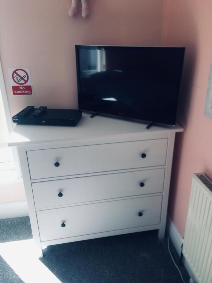 Barbie House ,Opposite The Beach & Paignton Pier , 2 Bedroom Apartment With Private Car Space & Garden , Free Access Next Door To The Stunning Ballet & Make Up School & A Beautiful Ladys Beauty Salon (Adults Only) Luaran gambar