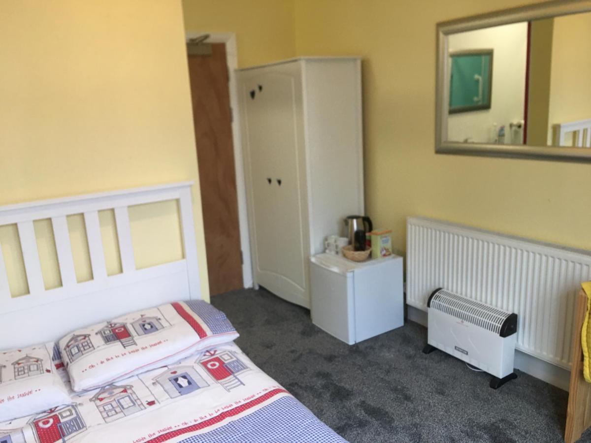 Barbie House ,Opposite The Beach & Paignton Pier , 2 Bedroom Apartment With Private Car Space & Garden , Free Access Next Door To The Stunning Ballet & Make Up School & A Beautiful Ladys Beauty Salon (Adults Only) Luaran gambar