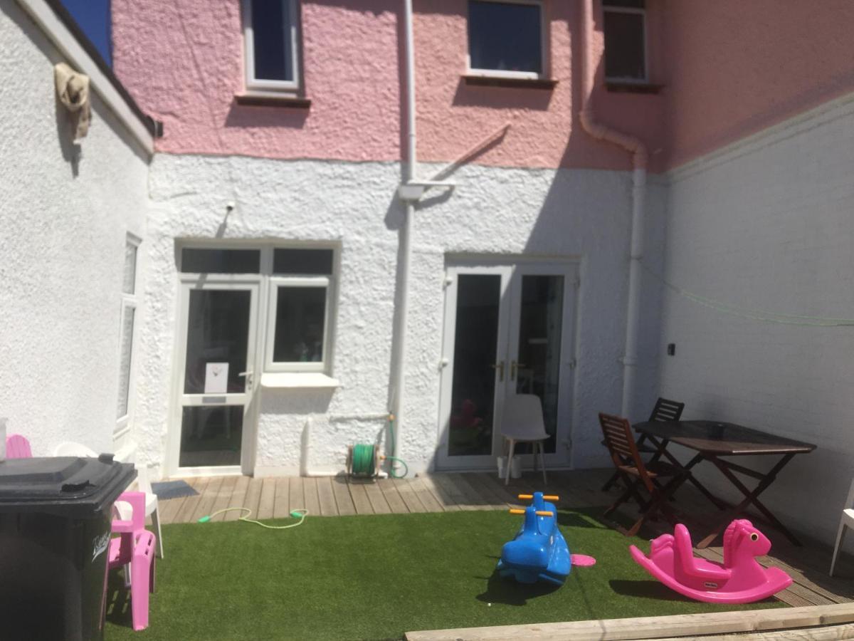 Barbie House ,Opposite The Beach & Paignton Pier , 2 Bedroom Apartment With Private Car Space & Garden , Free Access Next Door To The Stunning Ballet & Make Up School & A Beautiful Ladys Beauty Salon (Adults Only) Luaran gambar