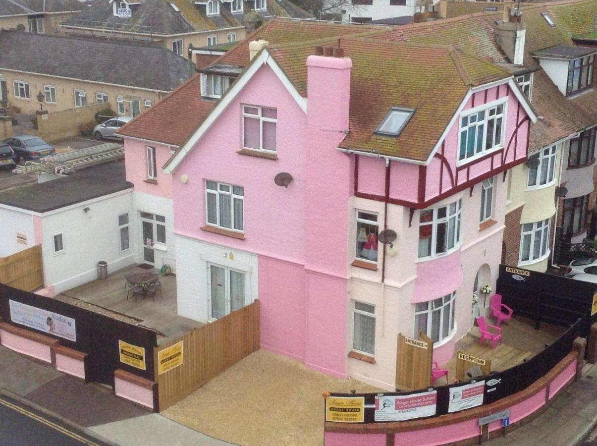 Barbie House ,Opposite The Beach & Paignton Pier , 2 Bedroom Apartment With Private Car Space & Garden , Free Access Next Door To The Stunning Ballet & Make Up School & A Beautiful Ladys Beauty Salon (Adults Only) Luaran gambar