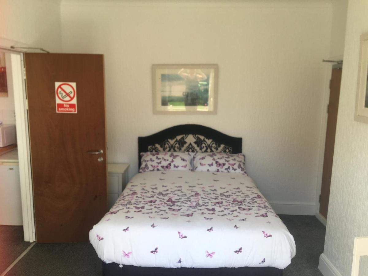 Barbie House ,Opposite The Beach & Paignton Pier , 2 Bedroom Apartment With Private Car Space & Garden , Free Access Next Door To The Stunning Ballet & Make Up School & A Beautiful Ladys Beauty Salon (Adults Only) Luaran gambar