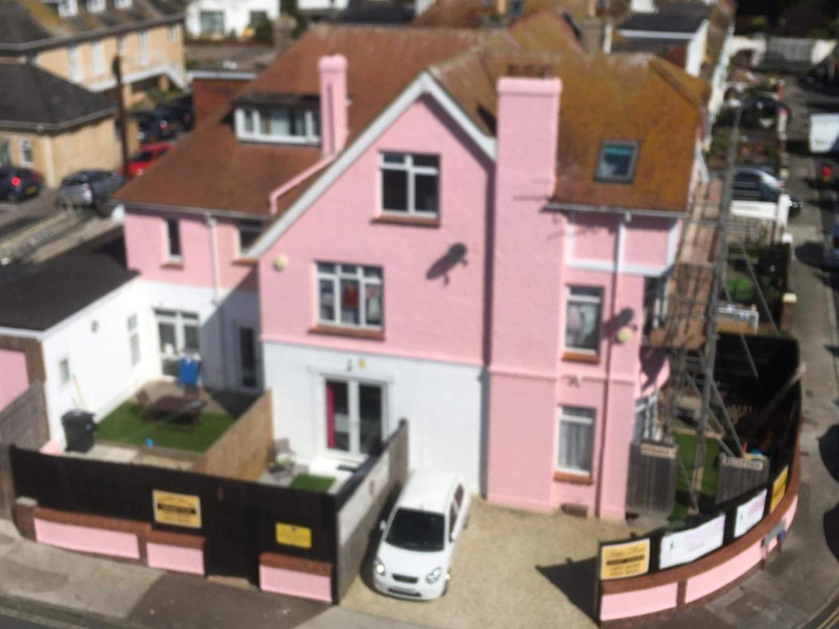Barbie House ,Opposite The Beach & Paignton Pier , 2 Bedroom Apartment With Private Car Space & Garden , Free Access Next Door To The Stunning Ballet & Make Up School & A Beautiful Ladys Beauty Salon (Adults Only) Luaran gambar