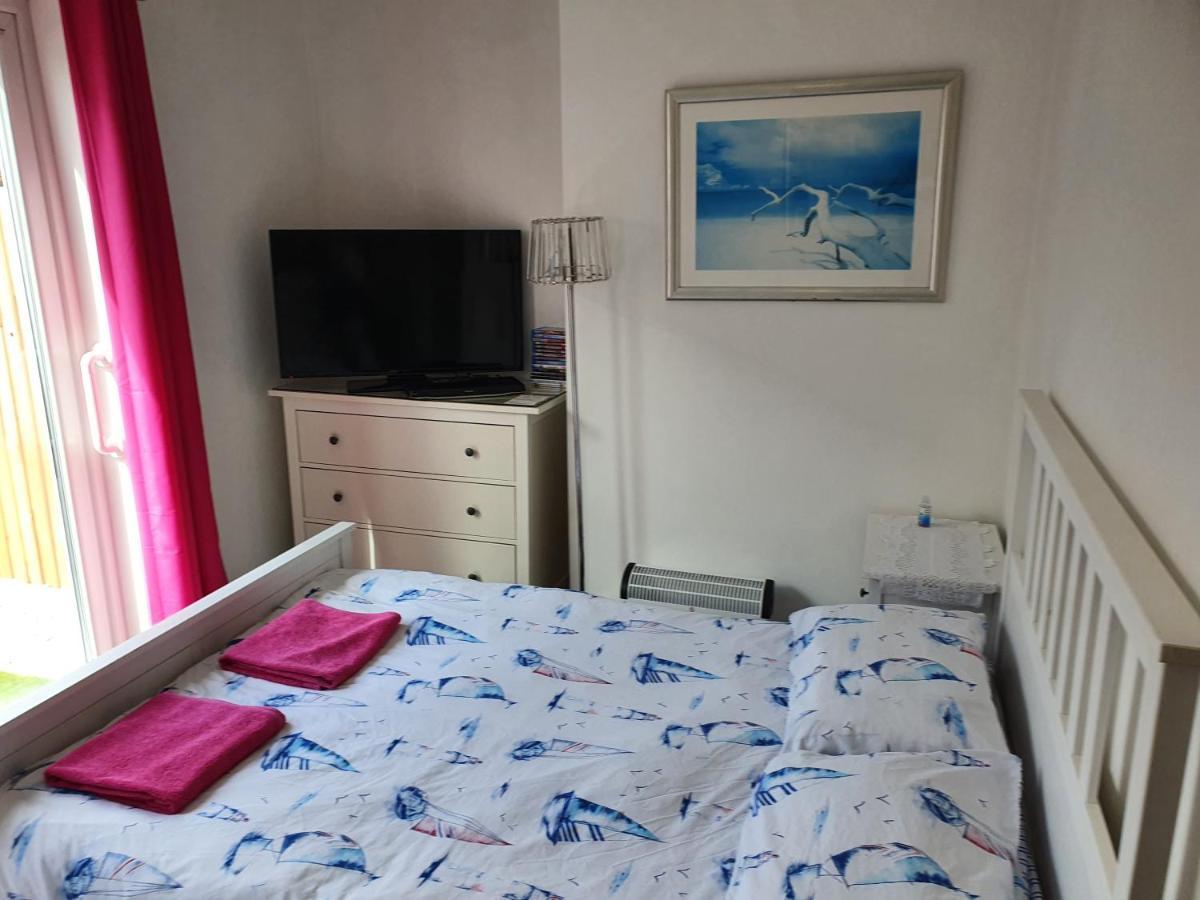 Barbie House ,Opposite The Beach & Paignton Pier , 2 Bedroom Apartment With Private Car Space & Garden , Free Access Next Door To The Stunning Ballet & Make Up School & A Beautiful Ladys Beauty Salon (Adults Only) Luaran gambar